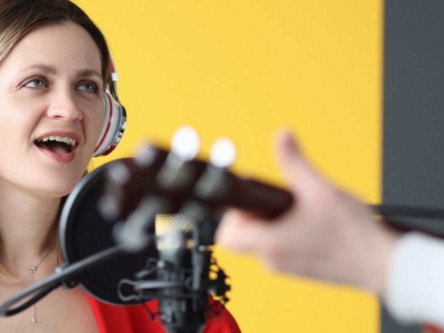Jak skutecznie promować podcast i zbudować lojalną grupę słuchaczy?